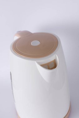 beyaz zemin üzerinde elektrikli su ısıtıcısı