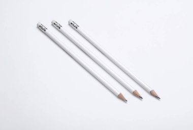 Beyaz arka planda silgisi olan beyaz tahta kalemler. Tasarım için model