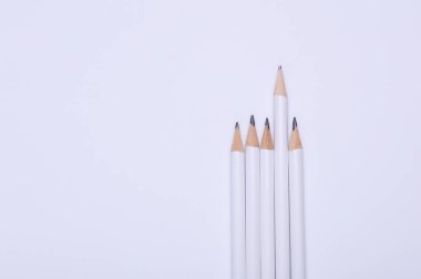 Arka planda beyaz tahta kalemler. Tasarım için model