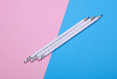 Mavi pembe arka planda silgisi olan beyaz tahta kalemler. Tasarım için model