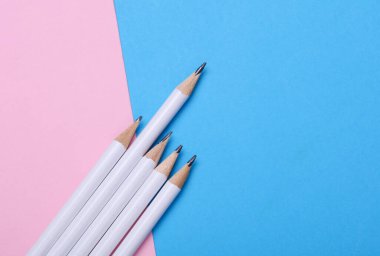 Pembe arka planda beyaz tahta kalemler. Tasarım için model