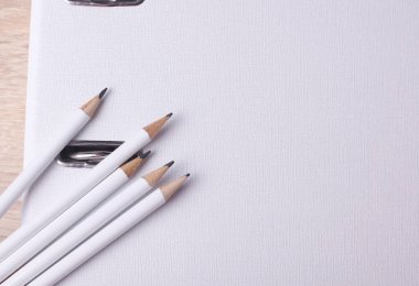 Masada klasörlü beyaz tahta kalemler. Tasarım için model