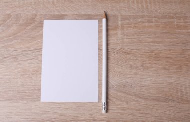 Masada kalem olan beyaz boş kart