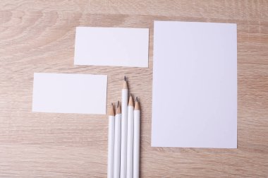 Masanın üzerinde kurşun kalem olan beyaz kartlar. Tasarım için model
