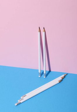 Pembe arka planda silgisi olan beyaz tahta kalem. Yaratıcı yerleşim