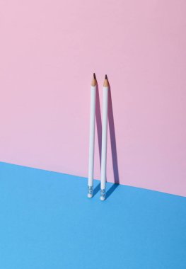 Pembe arka planda silgisi olan beyaz tahta kalem. Yaratıcı yerleşim