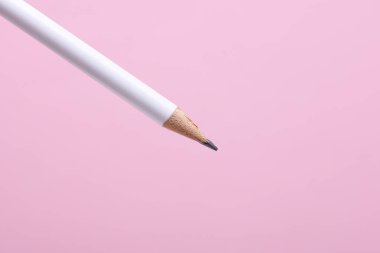 Pembe arka planda beyaz tahta kalem