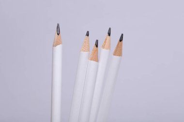 Gri arkaplanda beyaz tahta kalemler.