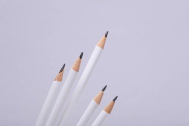 Gri arkaplanda beyaz tahta kalemler.