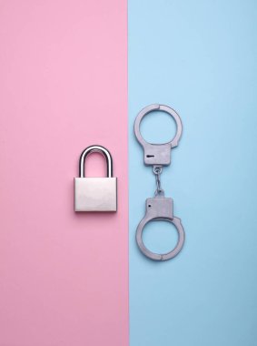 Kelepçe takın ve mavi pembe arka plana kilitlenin