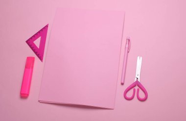 Pembe arka planda okul kağıtları olan pembe kağıtlar. Monokrom fotoğrafçılık. Düz yatıyordu