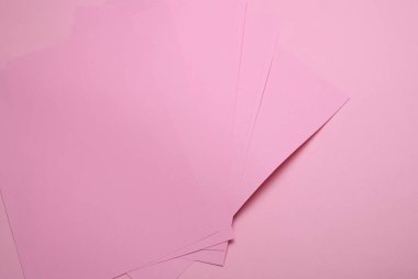 Pembe arka planda A4 büyüklüğünde pembe kağıtlar.