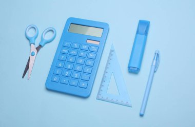 Mavi arka planda okul kağıtları olan mavi kağıtlar. Monokrom fotoğrafçılık. Düz yatıyordu. Yaratıcı yerleşim