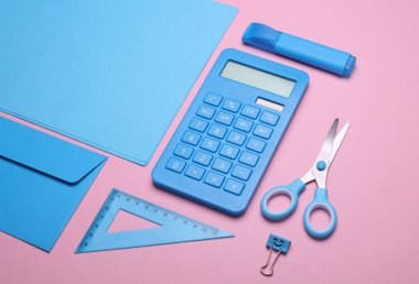 Pembe arka planda mavi renkli okul kağıtları olan kağıtlar. Düz yatıyordu. Yaratıcı yerleşim