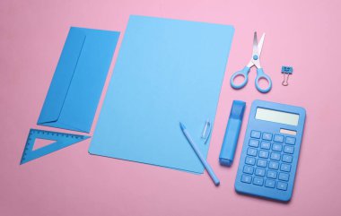 Pembe arka planda mavi renkli okul kağıtları olan kağıtlar. Düz yatıyordu. Yaratıcı yerleşim