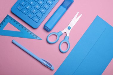 Pembe arka planda mavi renkli okul kağıtları olan kağıtlar. Düz yatıyordu. Yaratıcı yerleşim