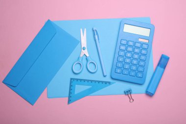 Pembe arka planda mavi renkli okul kağıtları olan kağıtlar. Düz yatıyordu. Yaratıcı yerleşim