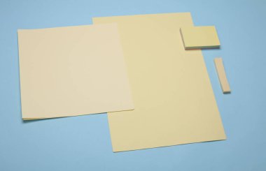 Sarı kağıtlar ve mavi arkaplandaki not etiketleri