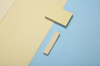 Sarı kağıtlar ve mavi arkaplandaki not etiketleri