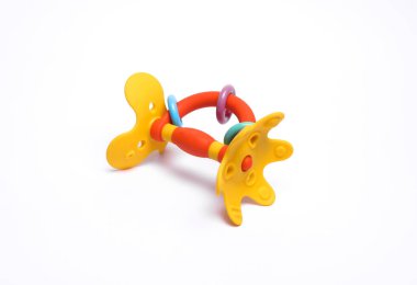 Beyaz arkaplanda izole edilmiş yeni doğan için çıngıraklı oyuncak