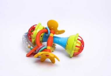 Beyaz arka planda izole edilmiş yeni doğan bebekler için oyuncakları tıkırdatır