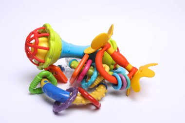 Beyaz arka planda izole edilmiş yeni doğan bebekler için oyuncakları tıkırdatır