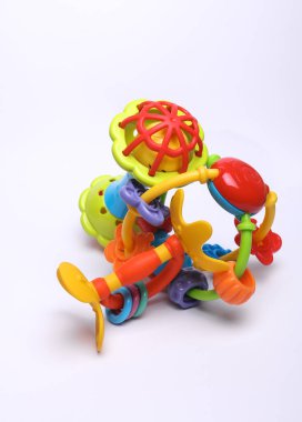 Beyaz arka planda izole edilmiş yeni doğan bebekler için oyuncakları tıkırdatır