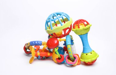 Beyaz arka planda izole edilmiş yeni doğan bebekler için oyuncakları tıkırdatır