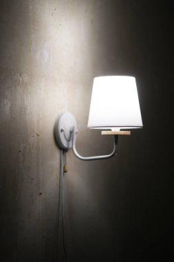 Duvarda gece lambası parlıyor.