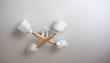 Ahşap parçalı İskandinav tarzı tavan lambası