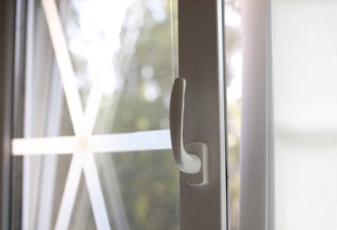 Pencereler bantla kapatılmış. Patlamalara karşı koruma, Rus Ukrayna savaşı