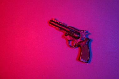 Mavi neon ışıklı plastik oyuncak silah.