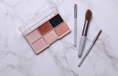 Makyaj masalı ve mermer arka planda fırçalar