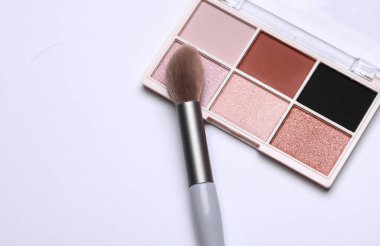 Göz makyajı paleti ve beyaz arkaplanda fırça