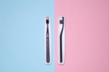 Mavi pembe arka planda diş fırçası olan plastik kutular.