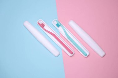 Mavi pembe arka planda diş fırçası olan plastik kutular.