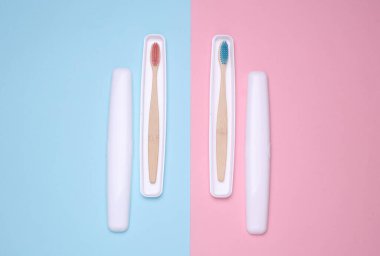 Mavi arka planda ahşap diş fırçası olan plastik kutular.