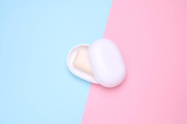 Pembe pastel arka planda sabun tabağı