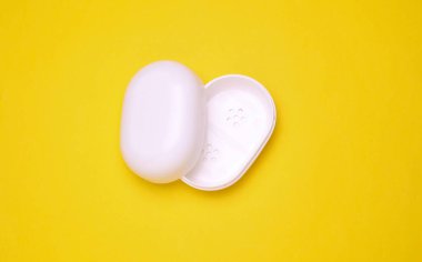 Sarı arka planda sabun tabağı