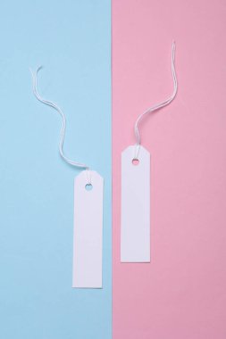 Mavi pembe arkaplanda beyaz kağıt etiketler