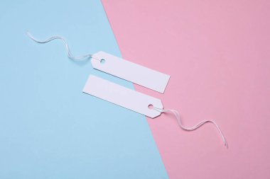 Mavi pembe arkaplanda beyaz kağıt etiketler