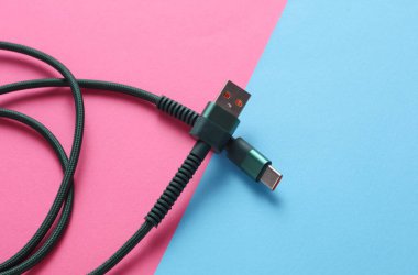 Mavi pembe arkaplanda USB kablosu