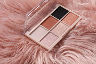 Pembe bulanık arkaplanda göz farı paleti