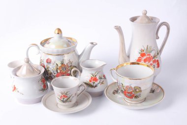 Beyaz arkaplanda klasik seramik çay seti