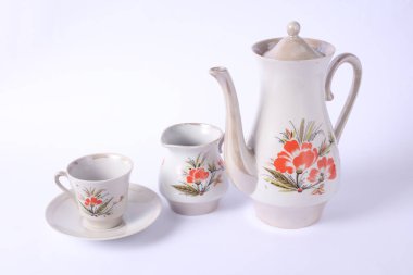 Beyaz arkaplanda klasik seramik çay seti