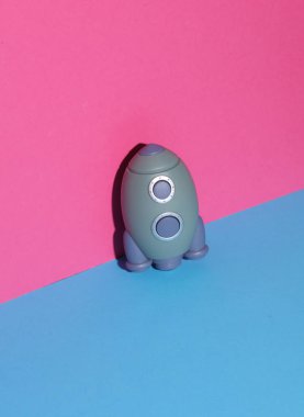 Mavi pembe arka planda oyuncak uzay mekiği