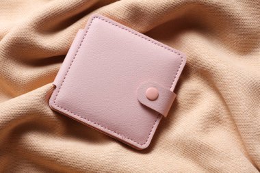 Bej rengi kadife üzerine pembe deri çanta.