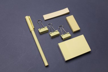 Kırtasiye seti koyu arkaplanda. Okula, eğitime, ofis malzemelerine. Düz yatıyordu. Üst Manzara. Yaratıcı yerleşim