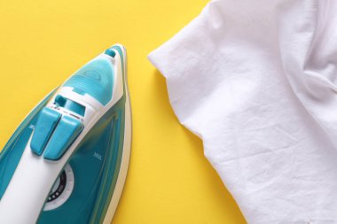 Ütü için demir ve sarı arkaplanda beyaz tül