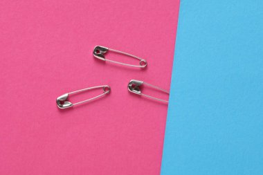 Pembe arkaplanda metal raptiyeler 